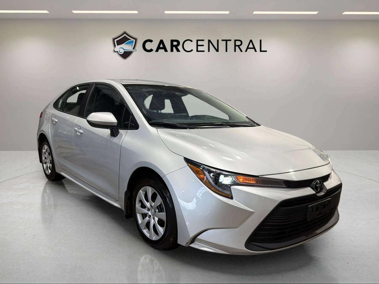 2025 Toyota Corolla LE| CLEAN CARFAX| HTD SEATS| BLIND SPOT| CARPLAY Photo