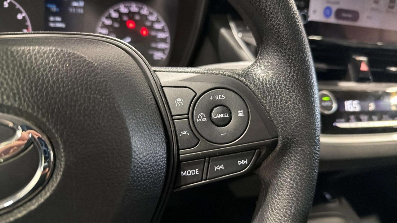2025 Toyota Corolla LE| CLEAN CARFAX| HTD SEATS| BLIND SPOT| CARPLAY Photo