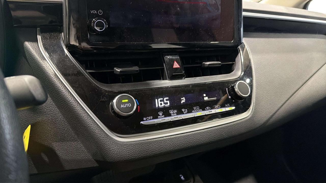 2025 Toyota Corolla LE| CLEAN CARFAX| HTD SEATS| BLIND SPOT| CARPLAY Photo
