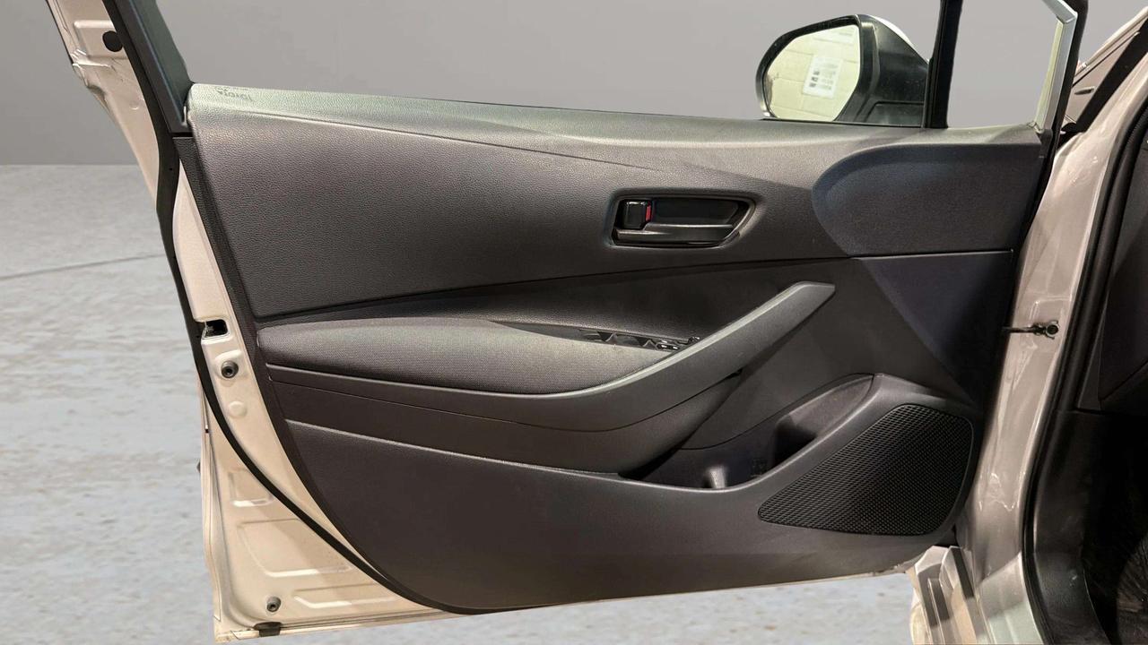 2025 Toyota Corolla LE| CLEAN CARFAX| HTD SEATS| BLIND SPOT| CARPLAY Photo