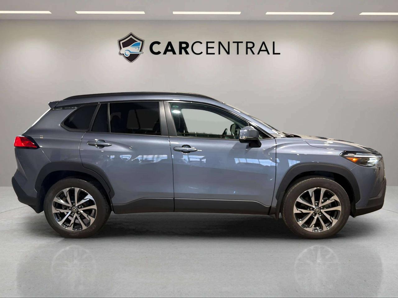 2022 Toyota Corolla Cross XLE| CLEAN CARFAX| SUNROOF| LOW KM| LEATHER| AWD Photo