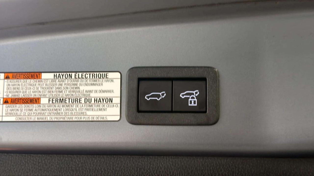 2022 Toyota Corolla Cross XLE| CLEAN CARFAX| SUNROOF| LOW KM| LEATHER| AWD Photo