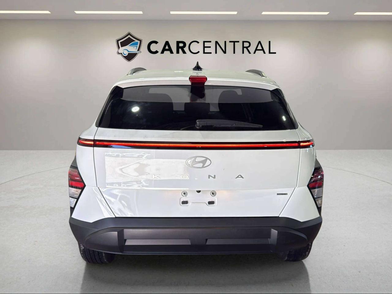 2025 Hyundai KONA PREFERRED| CLEAN CARFAX| HTD SEATS| BLIND SPOT Photo