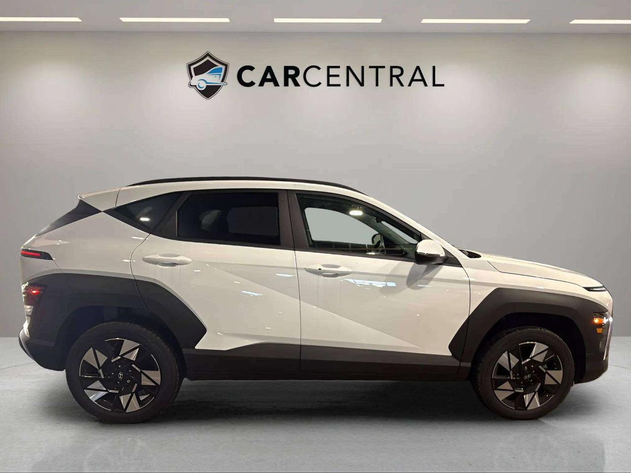 2025 Hyundai KONA PREFERRED| CLEAN CARFAX| HTD SEATS| BLIND SPOT Photo