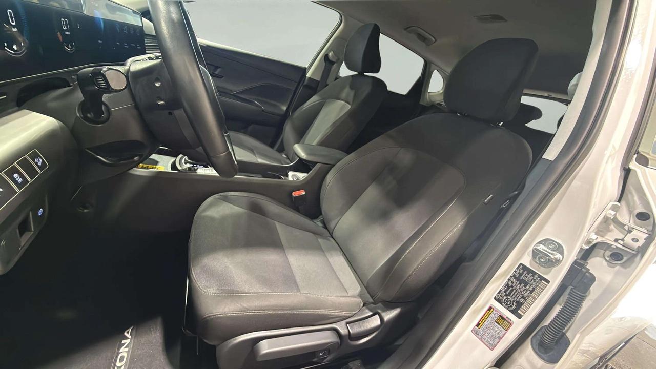 2025 Hyundai KONA PREFERRED| CLEAN CARFAX| HTD SEATS| BLIND SPOT Photo