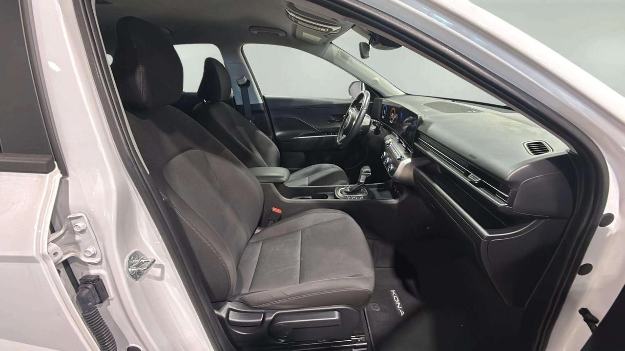 2025 Hyundai KONA PREFERRED| CLEAN CARFAX| HTD SEATS| BLIND SPOT Photo