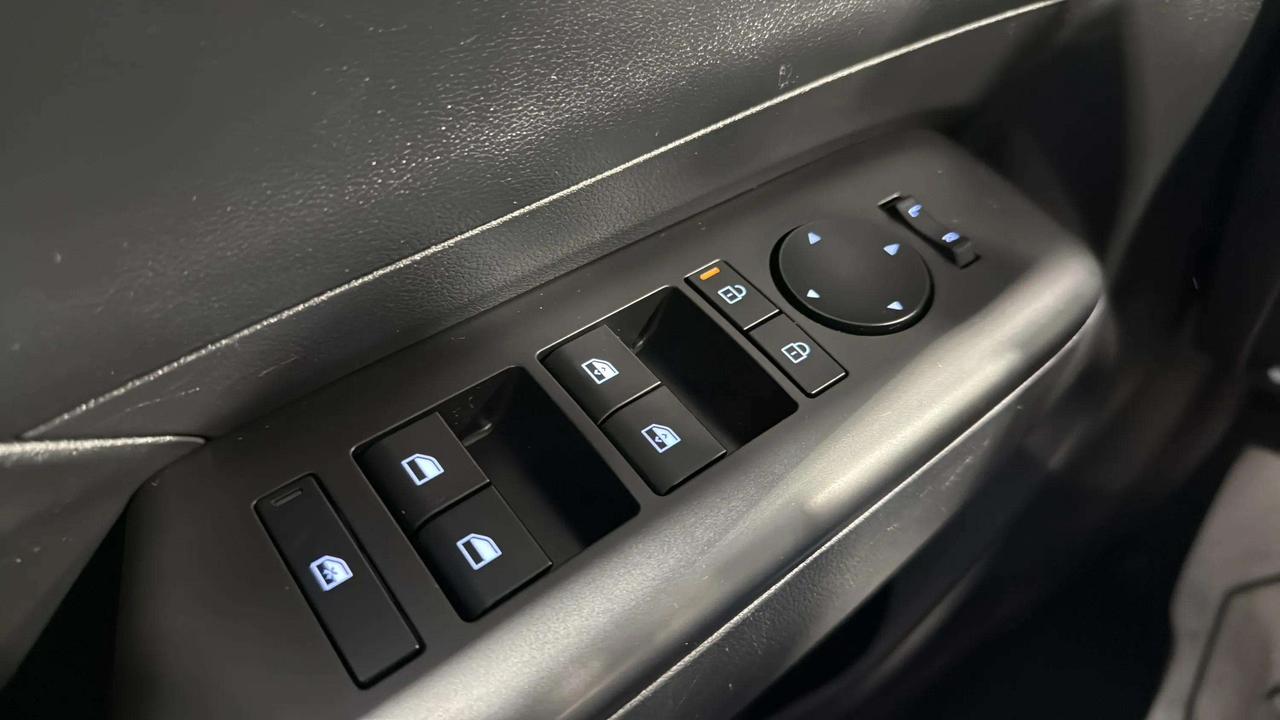 2025 Hyundai KONA PREFERRED| CLEAN CARFAX| HTD SEATS| BLIND SPOT Photo