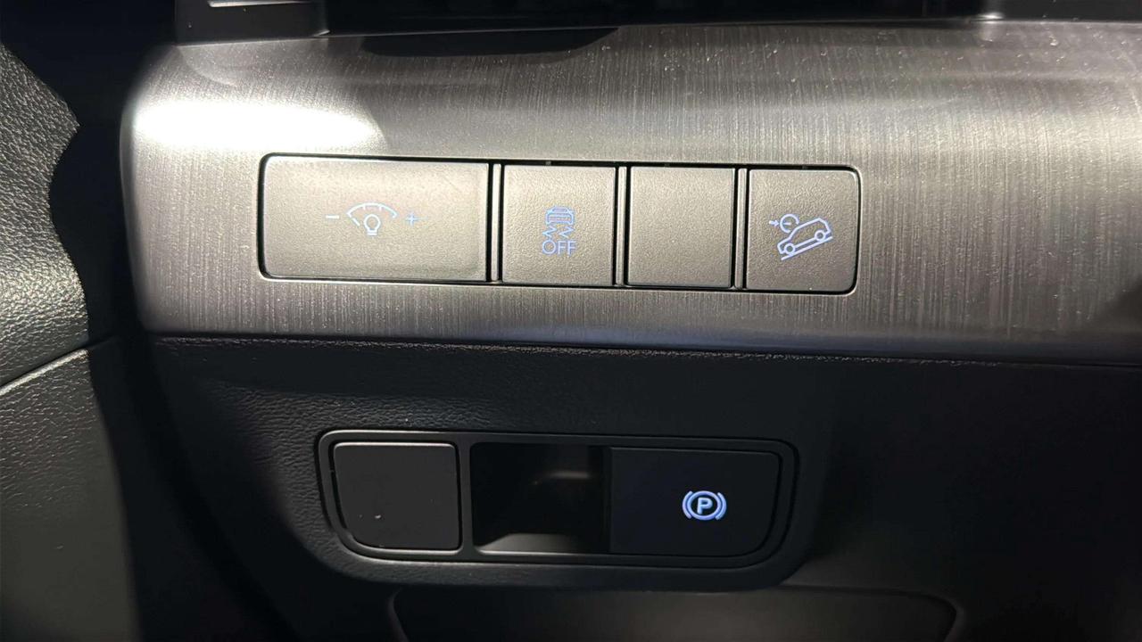 2025 Hyundai KONA PREFERRED| CLEAN CARFAX| HTD SEATS| BLIND SPOT Photo