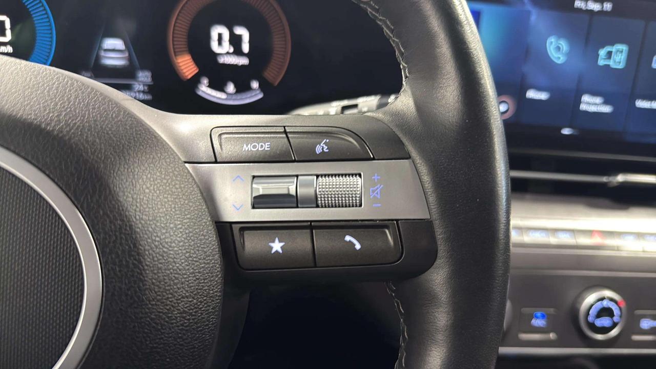 2025 Hyundai KONA PREFERRED| CLEAN CARFAX| HTD SEATS| BLIND SPOT Photo