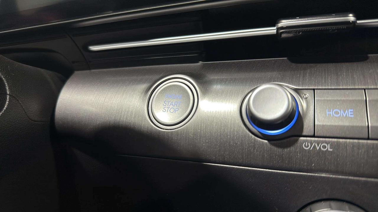 2025 Hyundai KONA PREFERRED| CLEAN CARFAX| HTD SEATS| BLIND SPOT Photo