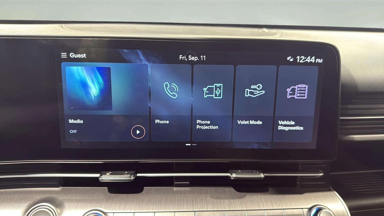 2025 Hyundai KONA PREFERRED| CLEAN CARFAX| HTD SEATS| BLIND SPOT Photo