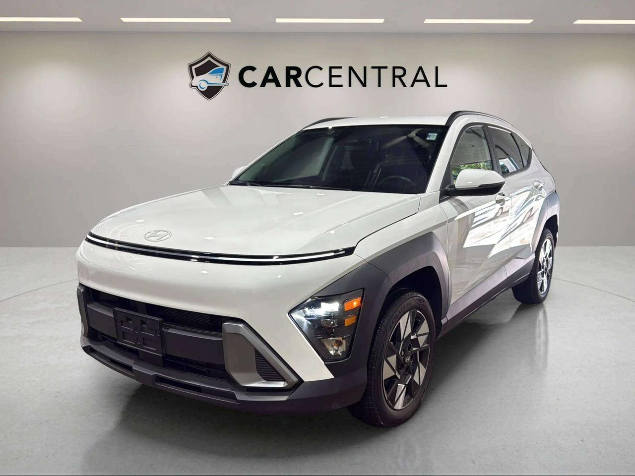 2025 Hyundai KONA PREFERRED| CLEAN CARFAX| HTD SEATS| BLIND SPOT Photo0