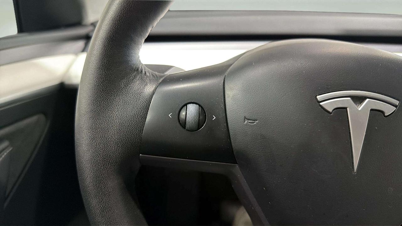 2024 Tesla Model Y LONG RANGE| AWD| LEATHER| PANO| NAVI| AUTOPILOT Photo