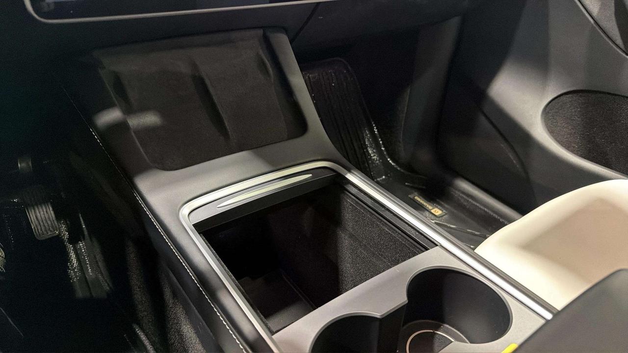2024 Tesla Model Y LONG RANGE| AWD| LEATHER| PANO| NAVI| AUTOPILOT Photo