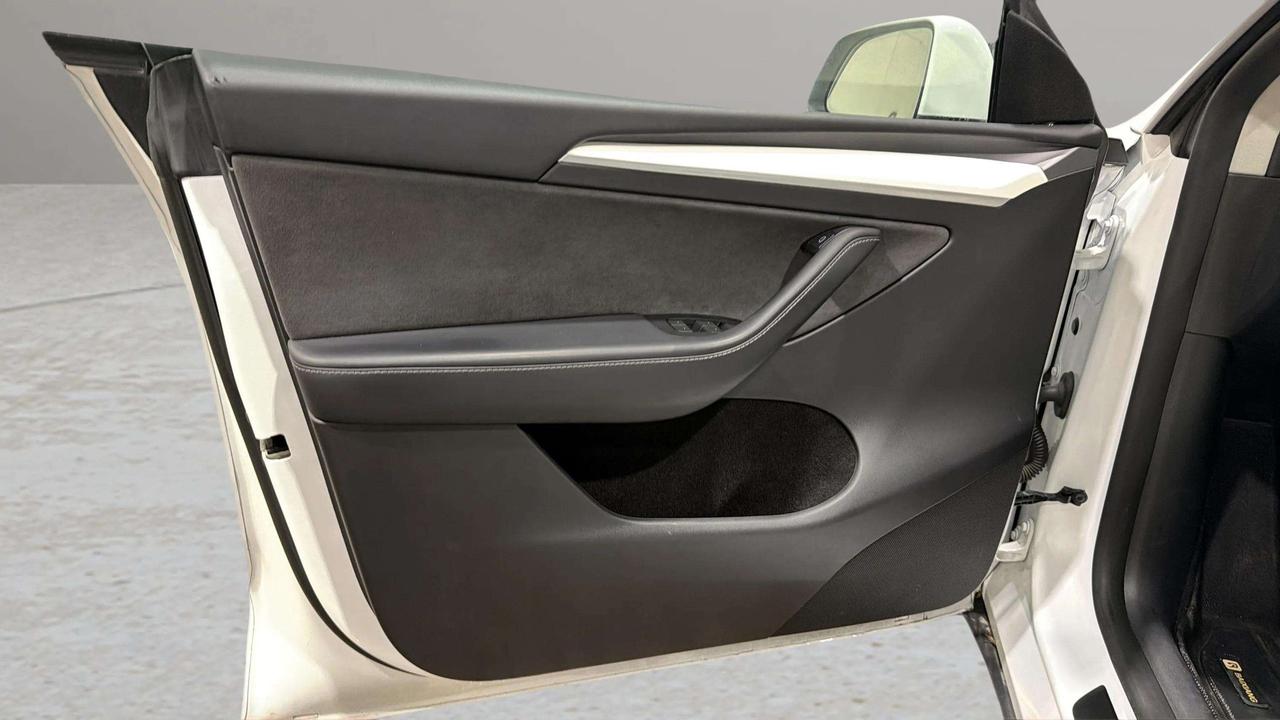 2024 Tesla Model Y LONG RANGE| AWD| LEATHER| PANO| NAVI| AUTOPILOT Photo