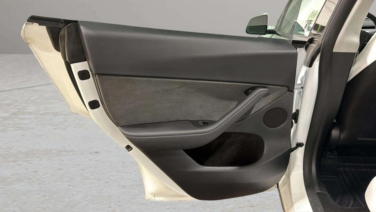 2024 Tesla Model Y LONG RANGE| AWD| LEATHER| PANO| NAVI| AUTOPILOT Photo