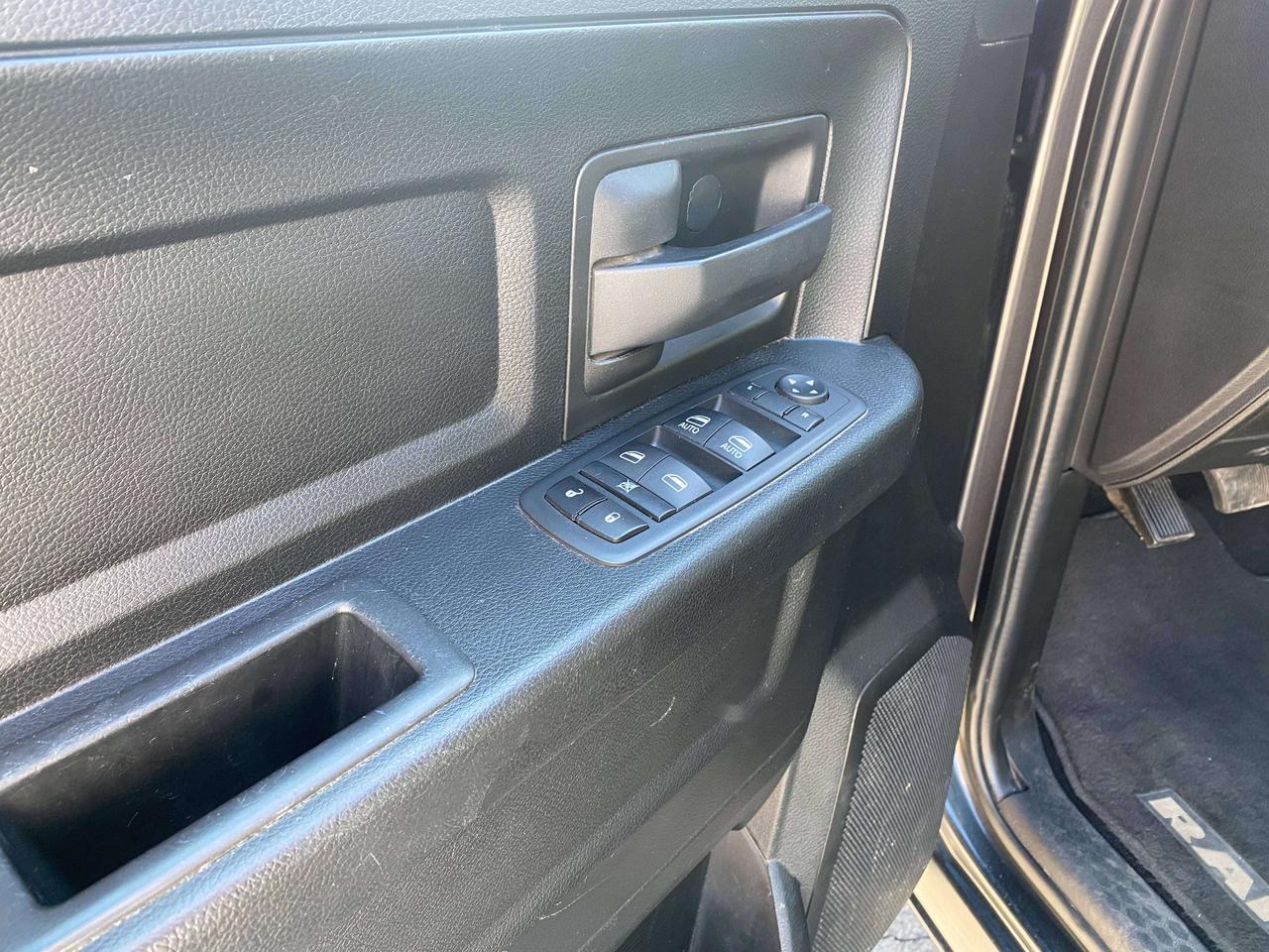 2020 RAM 1500 EXPRESS, 4X4, CLEAN CARFAX,REMOTE START, 5.7L! Photo