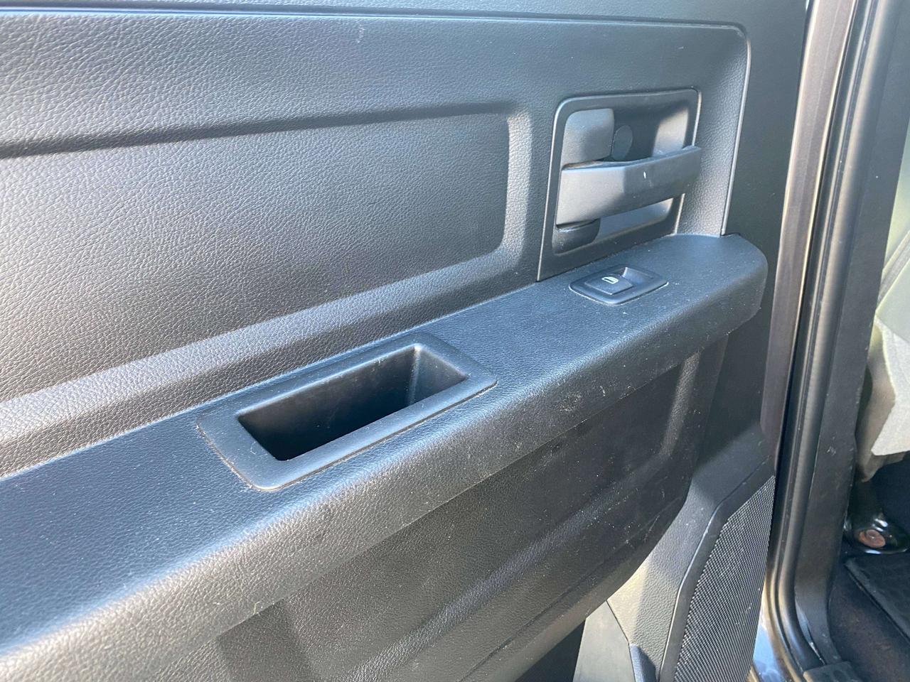 2020 RAM 1500 EXPRESS, 4X4, CLEAN CARFAX,REMOTE START, 5.7L! Photo