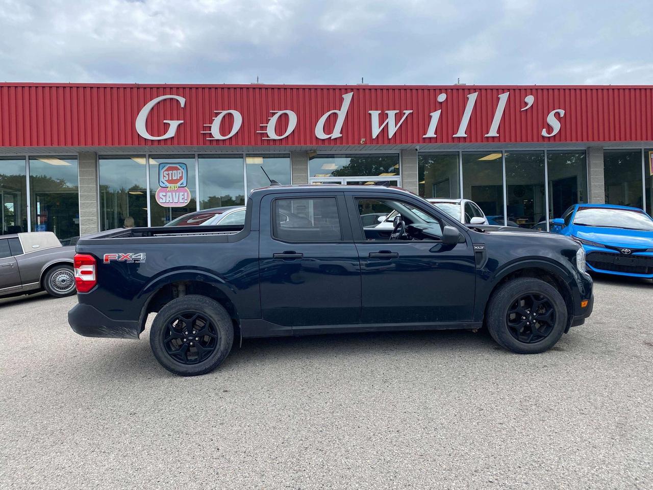 2022 Ford Maverick XLT, SUNROOF, LOW MILEAGE, 4.5FT BOX! Photo