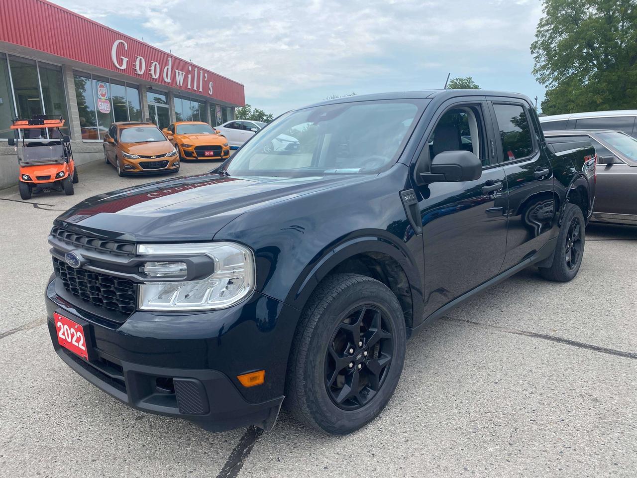 2022 Ford Maverick XLT, SUNROOF, LOW MILEAGE, 4.5FT BOX! Photo