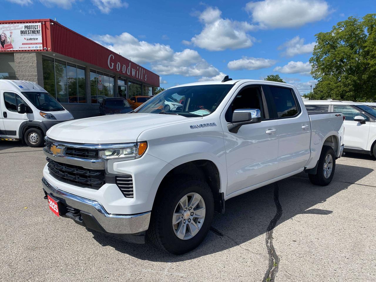 2025 Chevrolet Silverado 1500 LT, CLEAN CARFAX, REMOTE START, BACK UP CAM! - Photo #4
