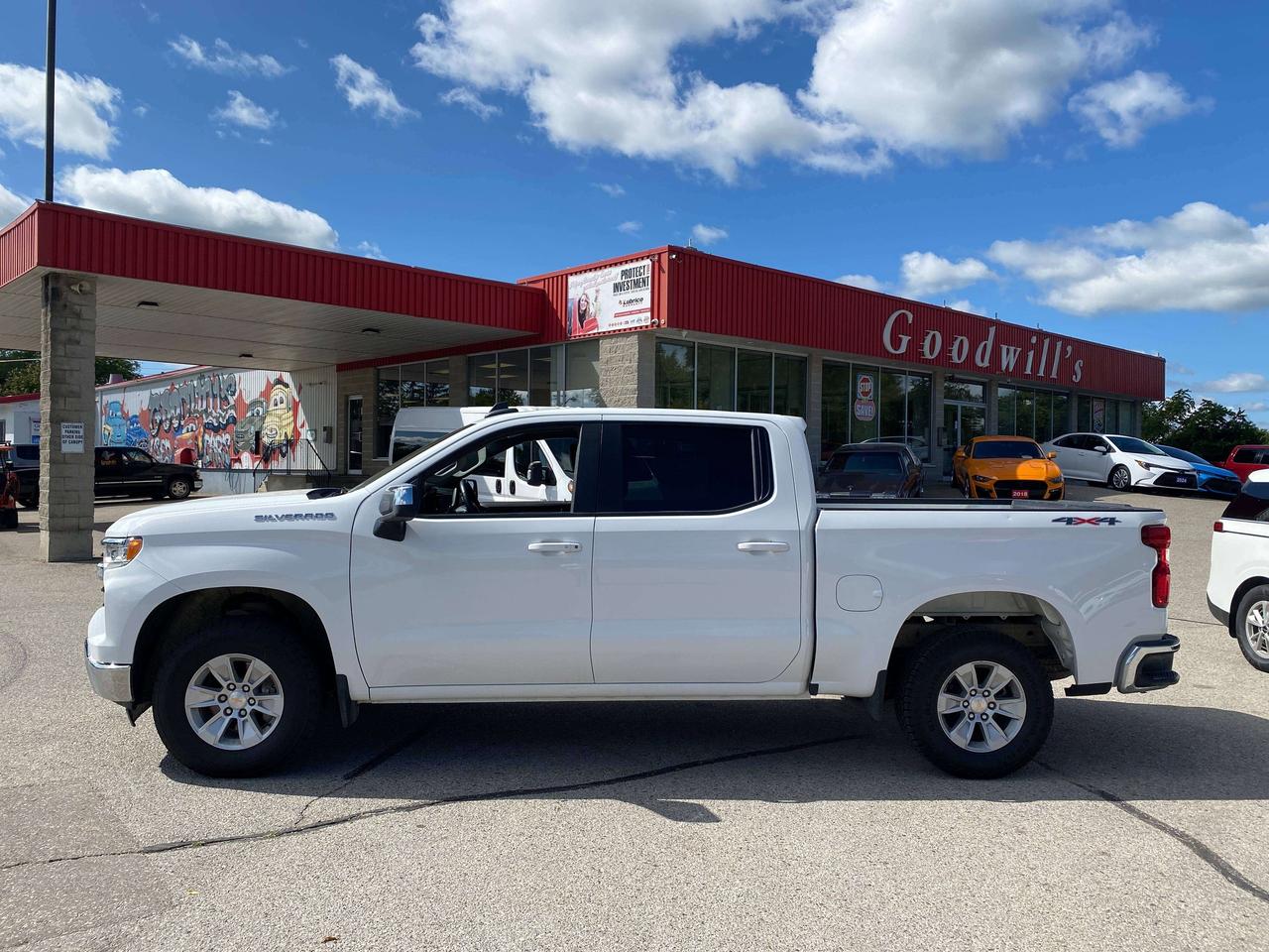 2025 Chevrolet Silverado 1500 LT, CLEAN CARFAX, REMOTE START, BACK UP CAM! - Photo #5