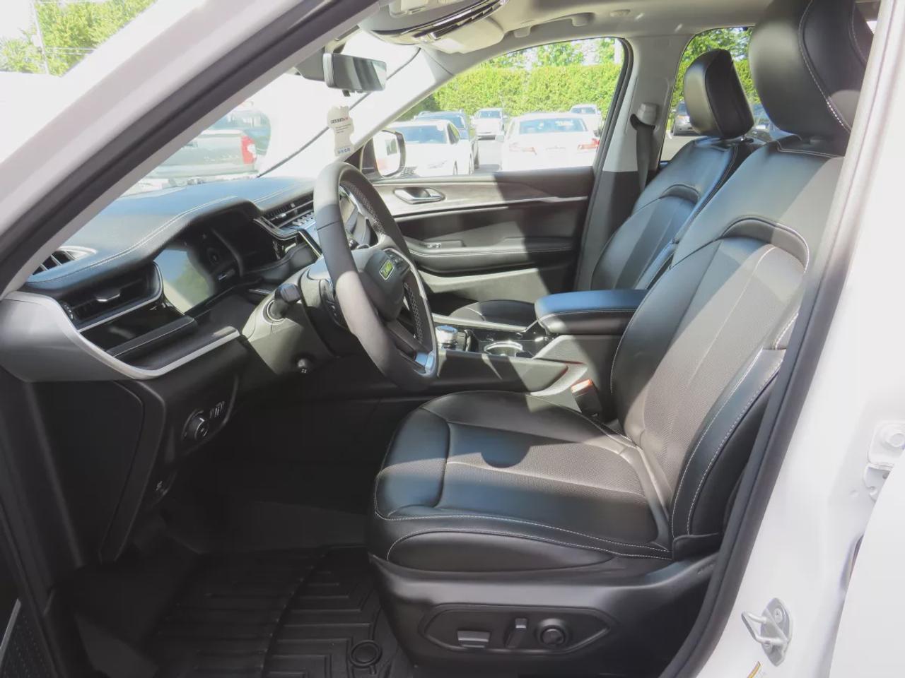 2023 Jeep Grand Cherokee Limited | 4WD | Automatic | Alloy Wheels | Heated & Cooled Front Seats | Leather Seats | Heated Rear Seats | Heated Steering Wheel | Power Driver & Passenger Seats | Driver Seat Memory | Multi-Zone Climate Control | Panoramic Sunroof | Navigation | Front  Photo