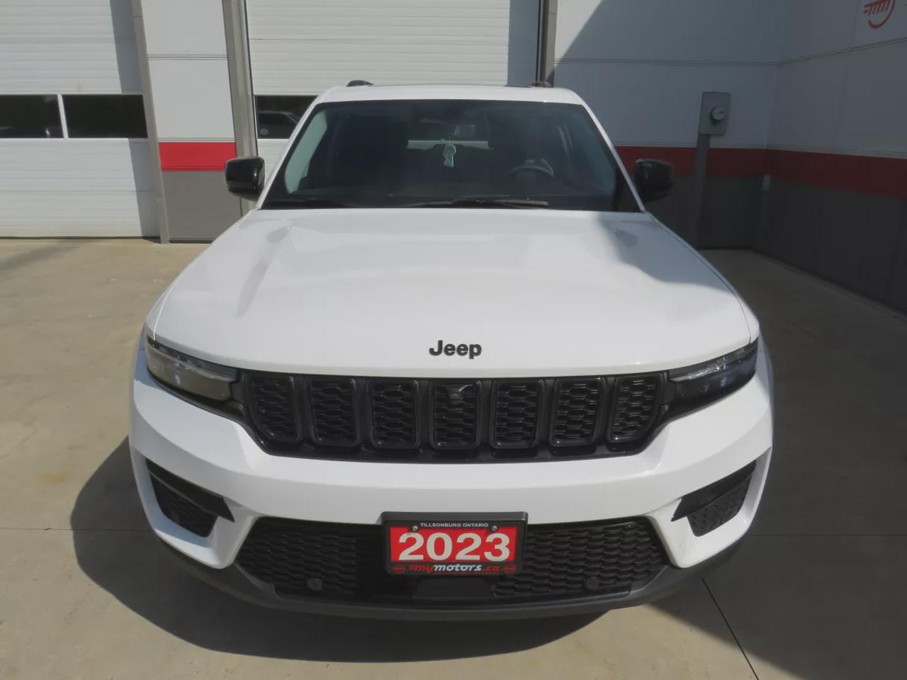 2023 Jeep Grand Cherokee Limited | 4WD | Automatic | Alloy Wheels | Heated & Cooled Front Seats | Leather Seats | Heated Rear Seats | Heated Steering Wheel | Power Driver & Passenger Seats | Driver Seat Memory | Multi-Zone Climate Control | Panoramic Sunroof | Navigation | Front  Photo1