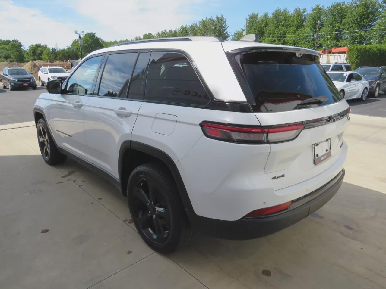 2023 Jeep Grand Cherokee Limited | 4WD | Automatic | Alloy Wheels | Heated & Cooled Front Seats | Leather Seats | Heated Rear Seats | Heated Steering Wheel | Power Driver & Passenger Seats | Driver Seat Memory | Multi-Zone Climate Control | Panoramic Sunroof | Navigation | Front  Photo