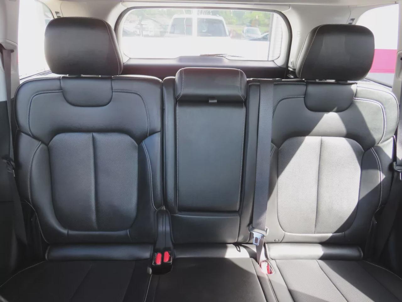 2023 Jeep Grand Cherokee Limited | 4WD | Automatic | Alloy Wheels | Heated & Cooled Front Seats | Leather Seats | Heated Rear Seats | Heated Steering Wheel | Power Driver & Passenger Seats | Driver Seat Memory | Multi-Zone Climate Control | Panoramic Sunroof | Navigation | Front  Photo