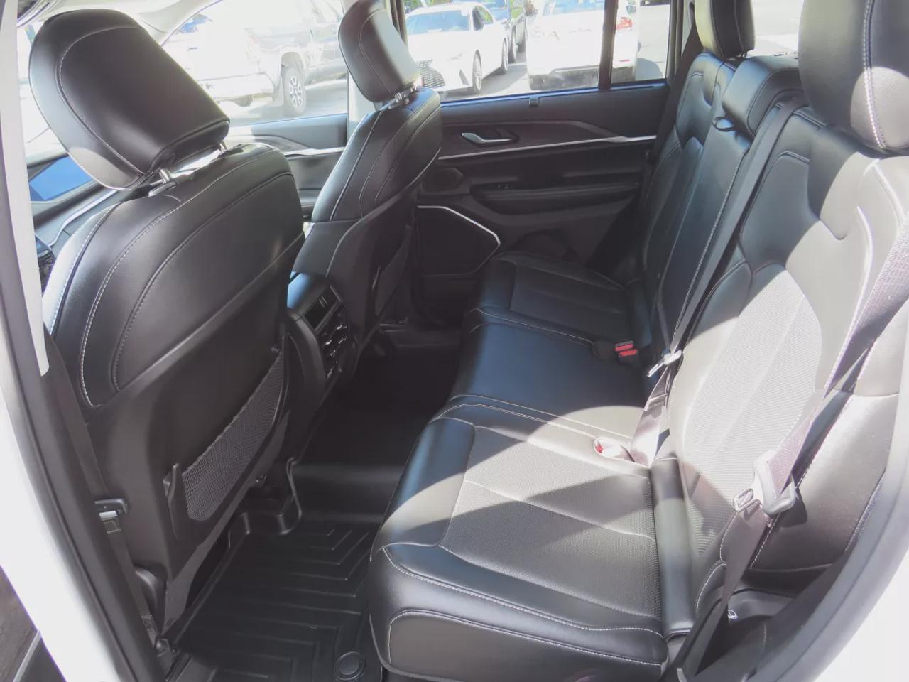 2023 Jeep Grand Cherokee Limited | 4WD | Automatic | Alloy Wheels | Heated & Cooled Front Seats | Leather Seats | Heated Rear Seats | Heated Steering Wheel | Power Driver & Passenger Seats | Driver Seat Memory | Multi-Zone Climate Control | Panoramic Sunroof | Navigation | Front  Photo
