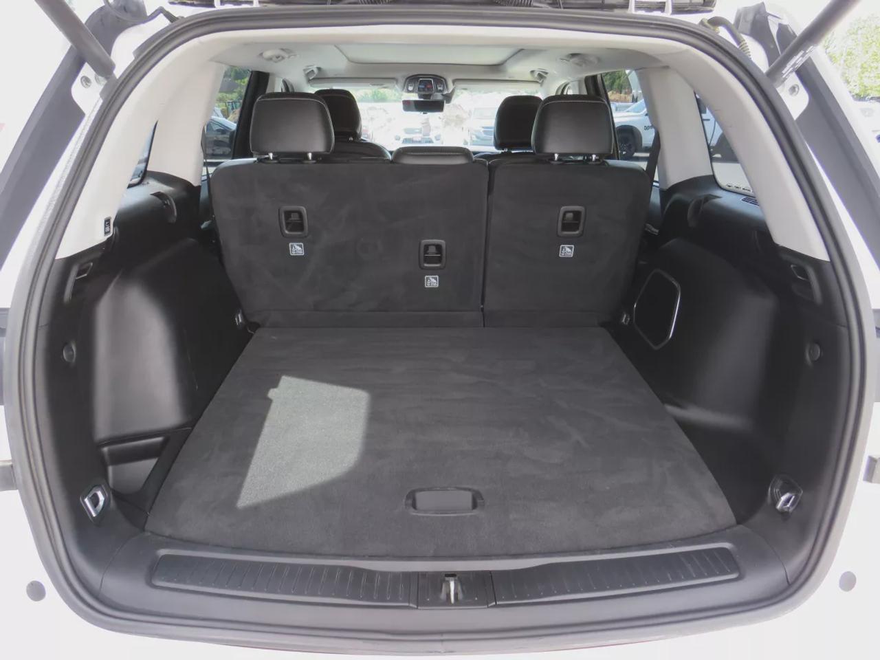 2023 Jeep Grand Cherokee Limited | 4WD | Automatic | Alloy Wheels | Heated & Cooled Front Seats | Leather Seats | Heated Rear Seats | Heated Steering Wheel | Power Driver & Passenger Seats | Driver Seat Memory | Multi-Zone Climate Control | Panoramic Sunroof | Navigation | Front  Photo
