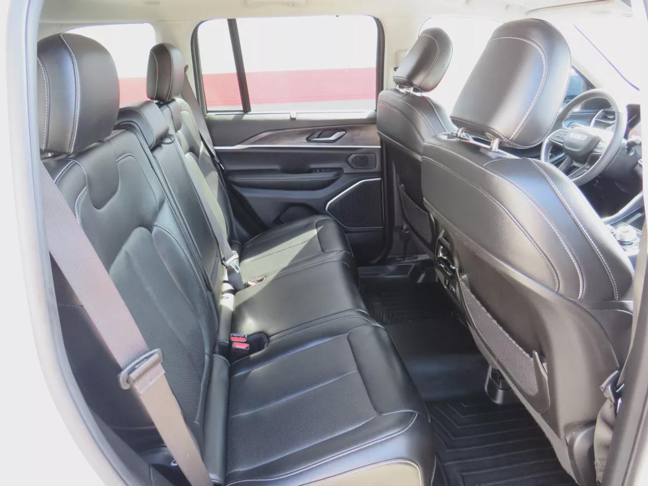 2023 Jeep Grand Cherokee Limited | 4WD | Automatic | Alloy Wheels | Heated & Cooled Front Seats | Leather Seats | Heated Rear Seats | Heated Steering Wheel | Power Driver & Passenger Seats | Driver Seat Memory | Multi-Zone Climate Control | Panoramic Sunroof | Navigation | Front  Photo