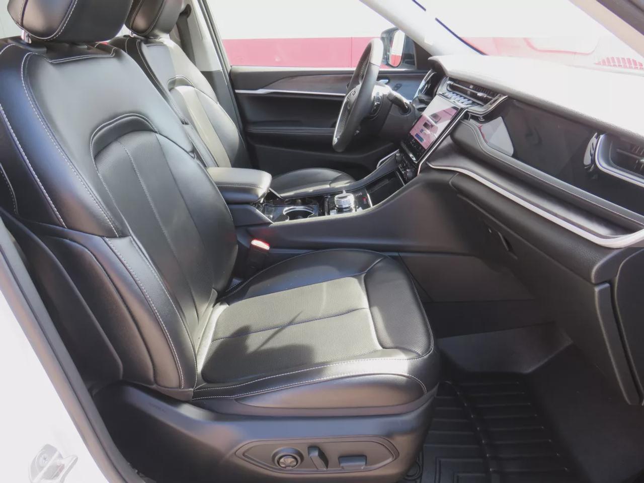 2023 Jeep Grand Cherokee Limited | 4WD | Automatic | Alloy Wheels | Heated & Cooled Front Seats | Leather Seats | Heated Rear Seats | Heated Steering Wheel | Power Driver & Passenger Seats | Driver Seat Memory | Multi-Zone Climate Control | Panoramic Sunroof | Navigation | Front  Photo