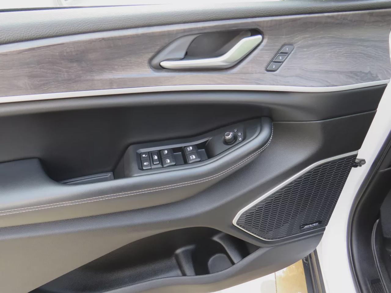 2023 Jeep Grand Cherokee Limited | 4WD | Automatic | Alloy Wheels | Heated & Cooled Front Seats | Leather Seats | Heated Rear Seats | Heated Steering Wheel | Power Driver & Passenger Seats | Driver Seat Memory | Multi-Zone Climate Control | Panoramic Sunroof | Navigation | Front  Photo