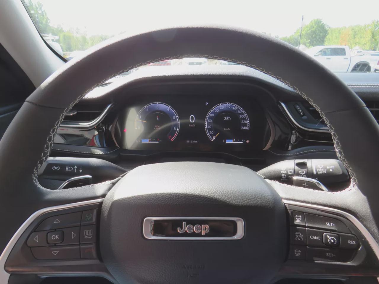 2023 Jeep Grand Cherokee Limited | 4WD | Automatic | Alloy Wheels | Heated & Cooled Front Seats | Leather Seats | Heated Rear Seats | Heated Steering Wheel | Power Driver & Passenger Seats | Driver Seat Memory | Multi-Zone Climate Control | Panoramic Sunroof | Navigation | Front  Photo