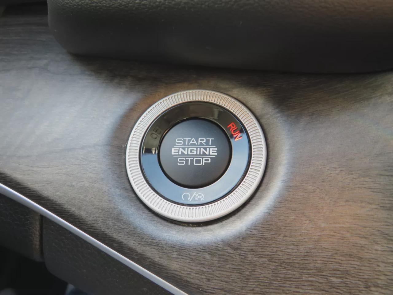 2023 Jeep Grand Cherokee Limited | 4WD | Automatic | Alloy Wheels | Heated & Cooled Front Seats | Leather Seats | Heated Rear Seats | Heated Steering Wheel | Power Driver & Passenger Seats | Driver Seat Memory | Multi-Zone Climate Control | Panoramic Sunroof | Navigation | Front  Photo