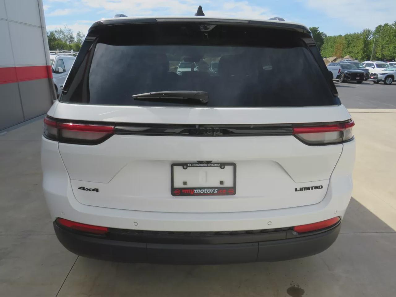 2023 Jeep Grand Cherokee Limited | 4WD | Automatic | Alloy Wheels | Heated & Cooled Front Seats | Leather Seats | Heated Rear Seats | Heated Steering Wheel | Power Driver & Passenger Seats | Driver Seat Memory | Multi-Zone Climate Control | Panoramic Sunroof | Navigation | Front  Photo
