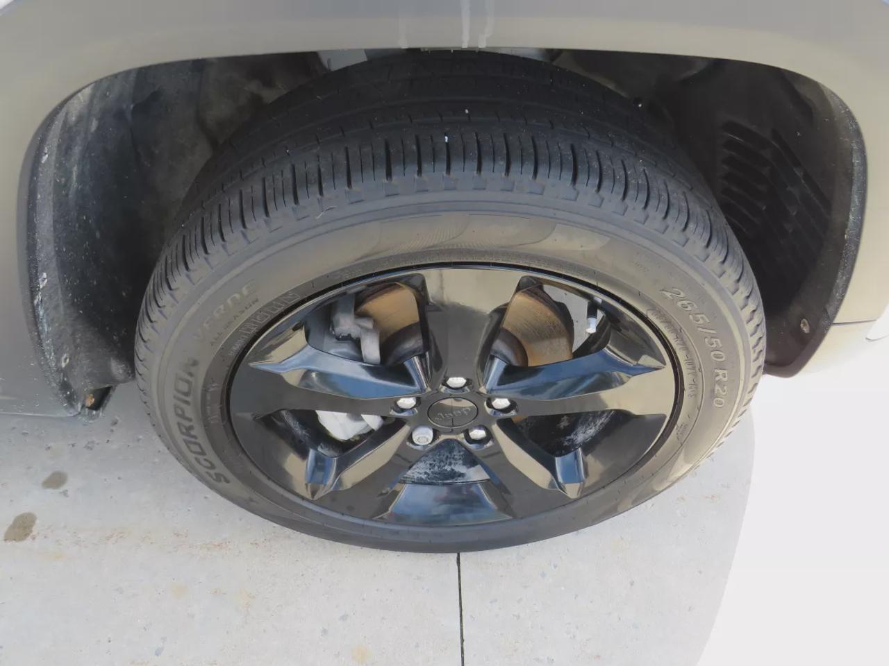 2023 Jeep Grand Cherokee Limited | 4WD | Automatic | Alloy Wheels | Heated & Cooled Front Seats | Leather Seats | Heated Rear Seats | Heated Steering Wheel | Power Driver & Passenger Seats | Driver Seat Memory | Multi-Zone Climate Control | Panoramic Sunroof | Navigation | Front  Photo