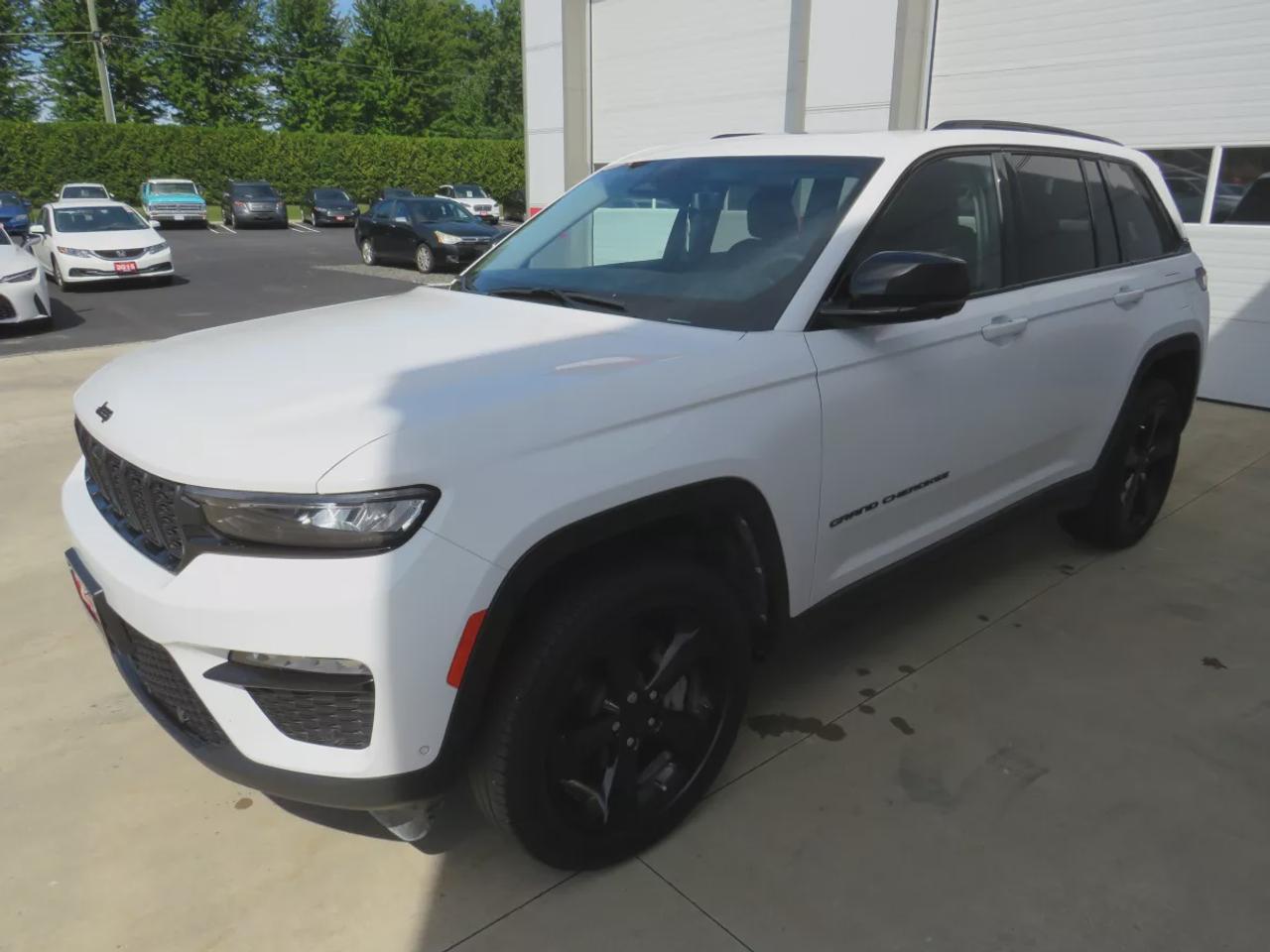 2023 Jeep Grand Cherokee Limited | 4WD | Automatic | Alloy Wheels | Heated & Cooled Front Seats | Leather Seats | Heated Rear Seats | Heated Steering Wheel | Power Driver & Passenger Seats | Driver Seat Memory | Multi-Zone Climate Control | Panoramic Sunroof | Navigation | Front  Photo
