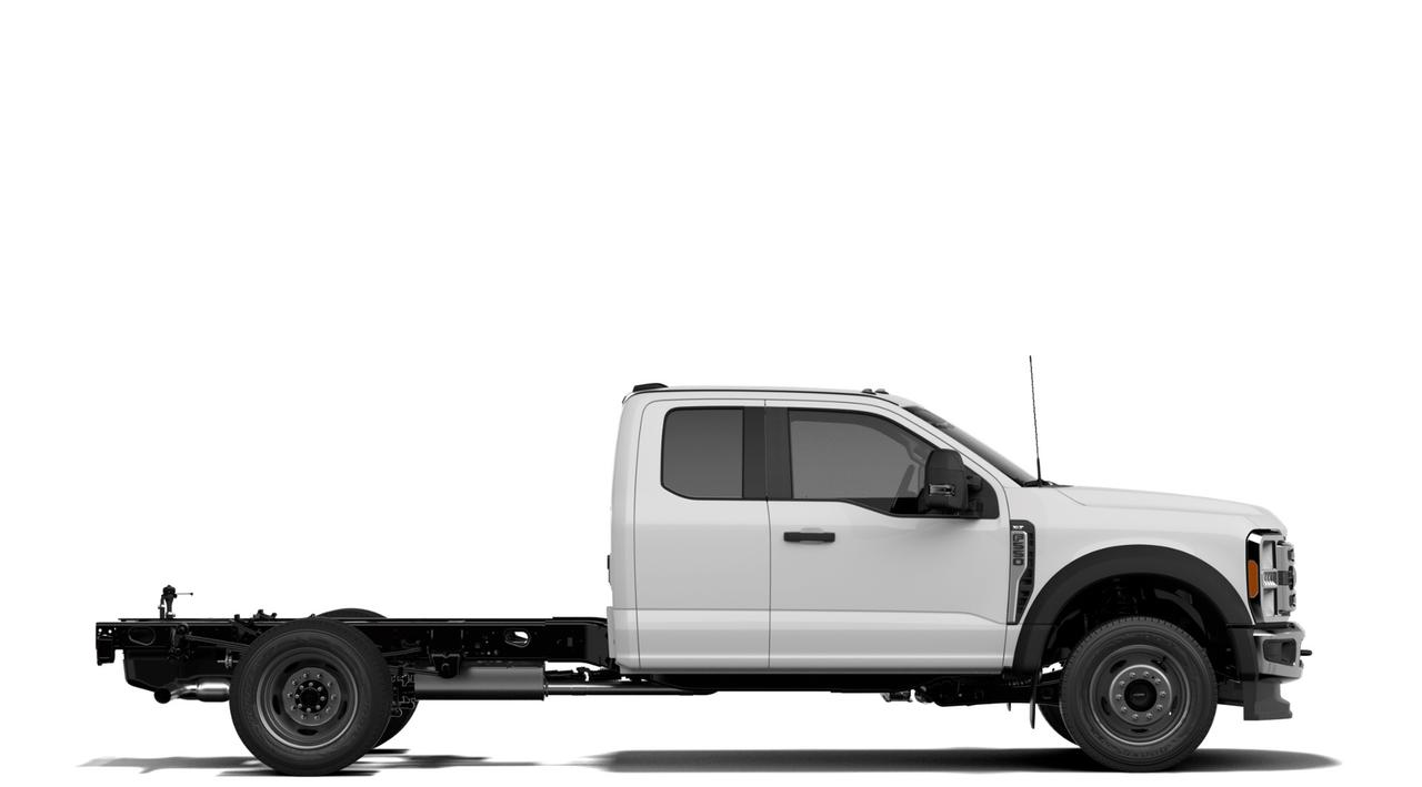 2027 Ford SUPER DUTY F-550 DRW XLT Photo4