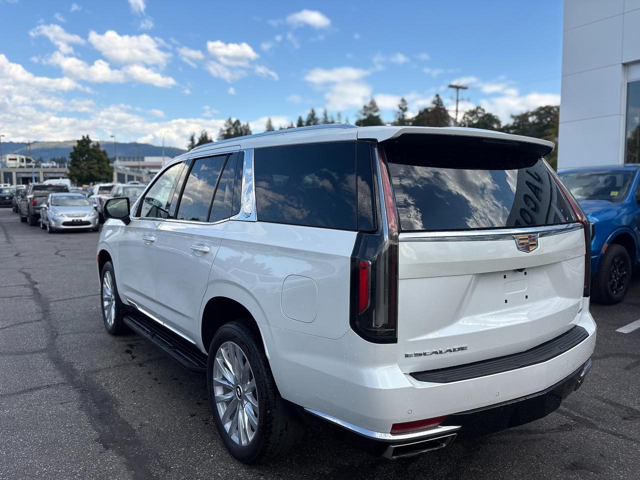 2023 Cadillac Escalade 4WD Luxury Photo2