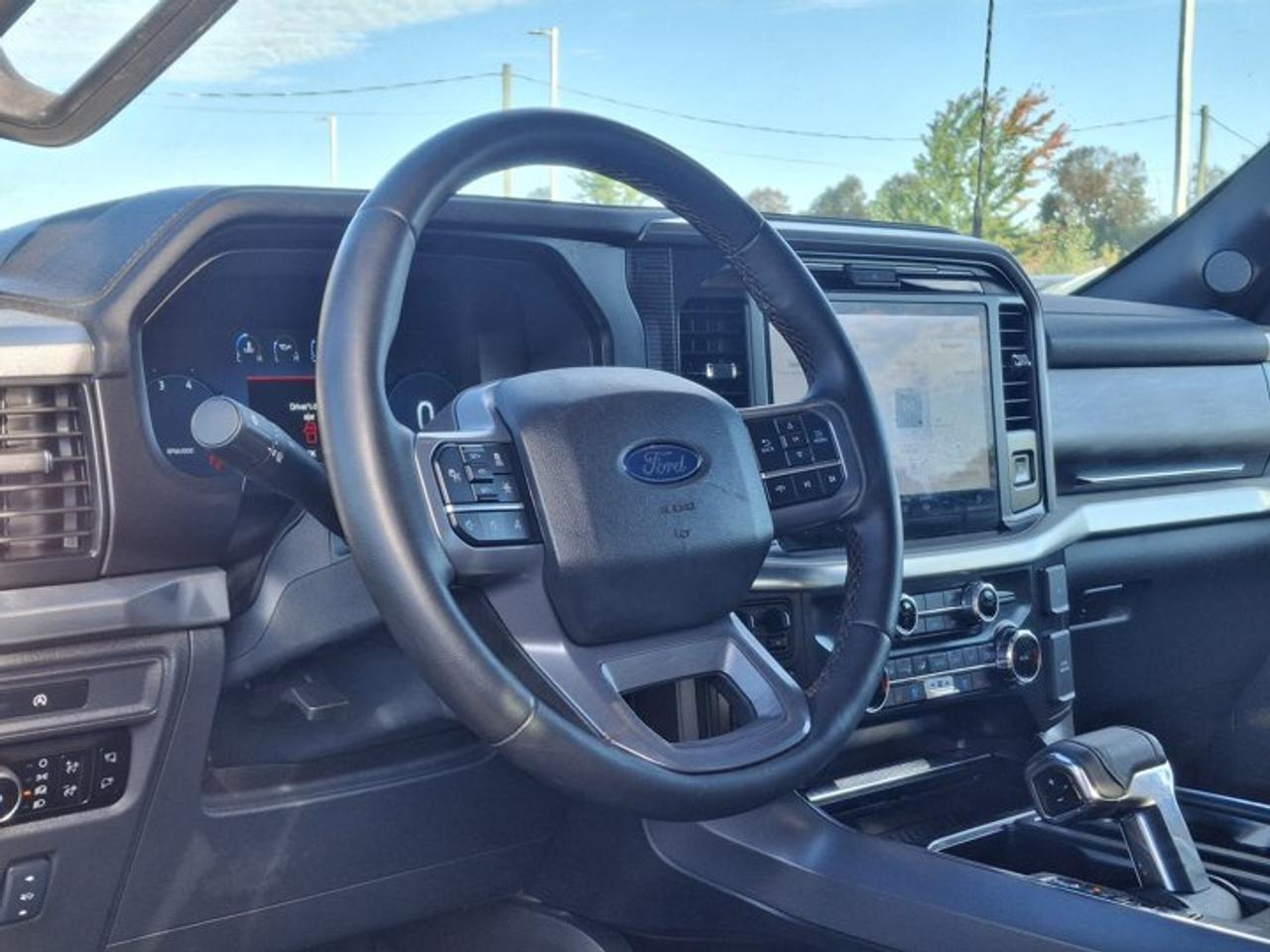 2025 Ford F-150 Lariat Crew 4X4 | 502A | 3.5L Twin Turbo EcoBoost |  Leather | Sunroof | HUD | Nav | and More ! Photo