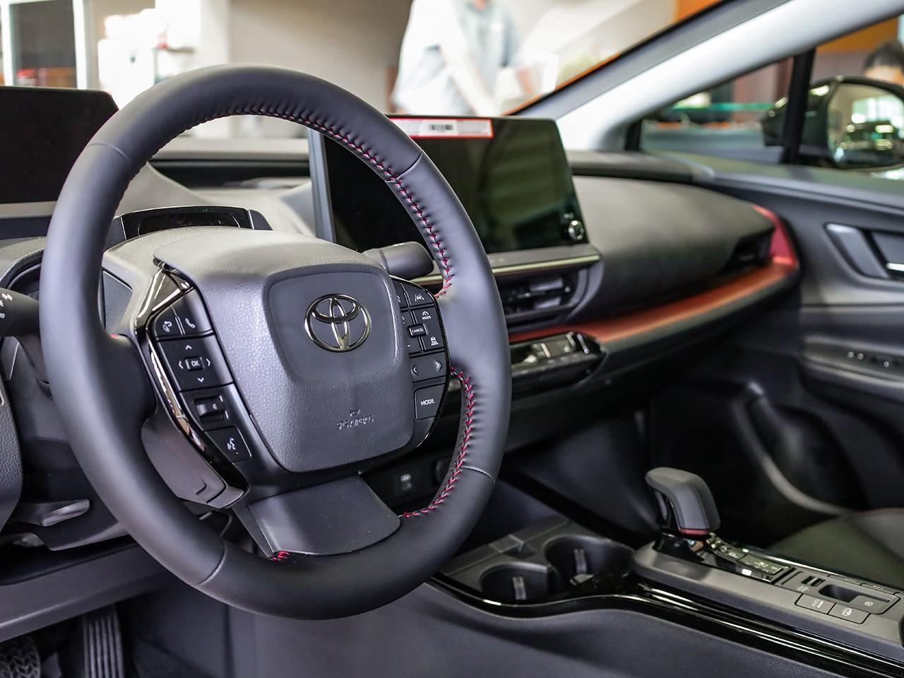 2027 Toyota Prius Plug-In Hybrid XSE Photo