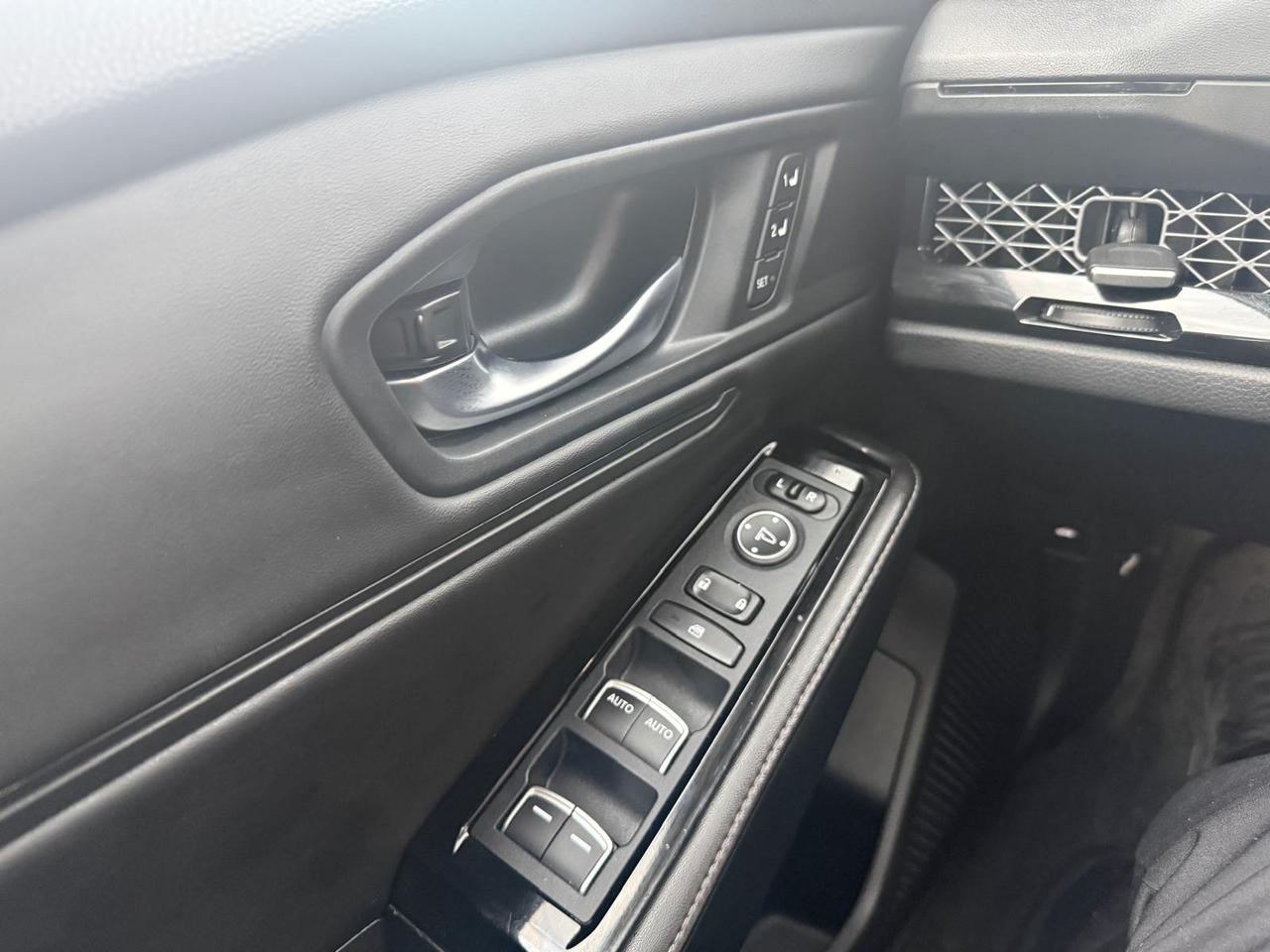 2025 Honda Accord Hybrid TOURING / ONE OWNER / HYBRID / LEATHER / ROOF Photo