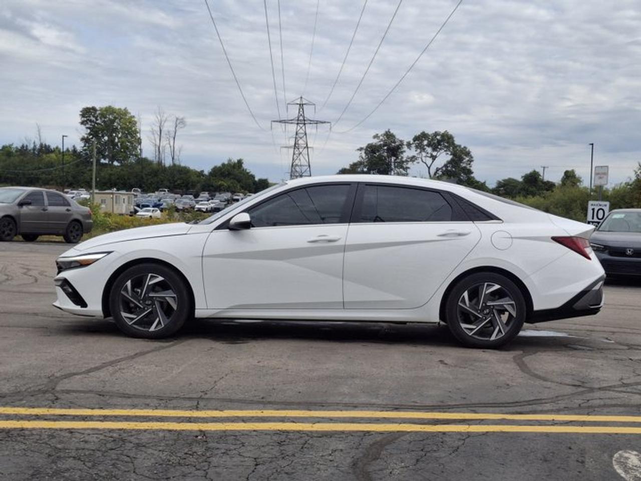 2024 Hyundai Elantra Luxury | Leather | Sunroof | Heated Seats + Steering | Remote Start | CarPlay + Android | and More ! Photo