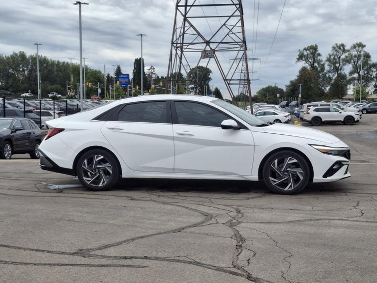 2024 Hyundai Elantra Luxury | Leather | Sunroof | Heated Seats + Steering | Remote Start | CarPlay + Android | and More ! Photo