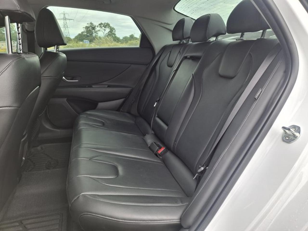 2024 Hyundai Elantra Luxury | Leather | Sunroof | Heated Seats + Steering | Remote Start | CarPlay + Android | and More ! Photo