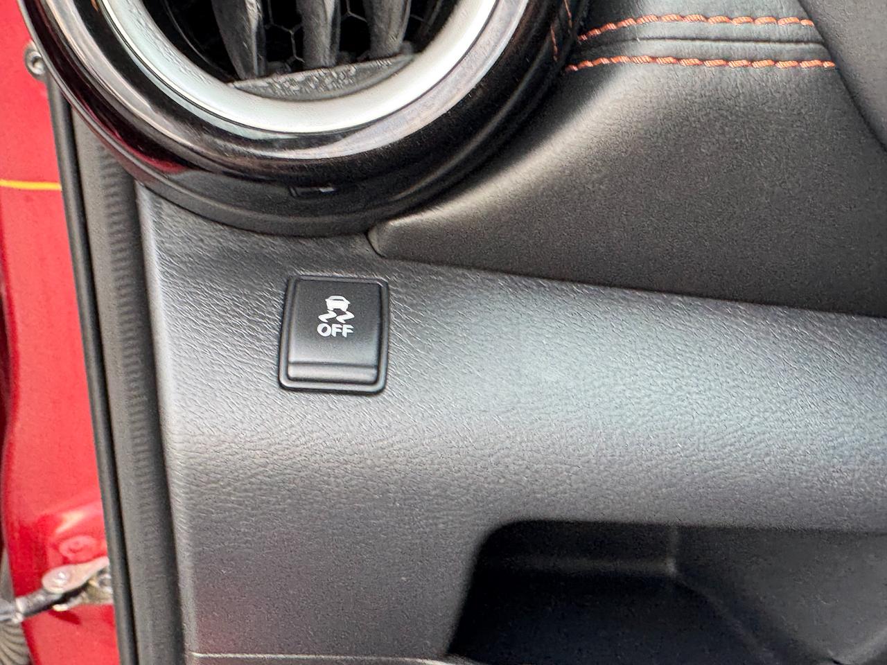 2019 Nissan Kicks SR+ONE OWNER+CLEAN CARFAX+LEATHER+360 Camera Photo