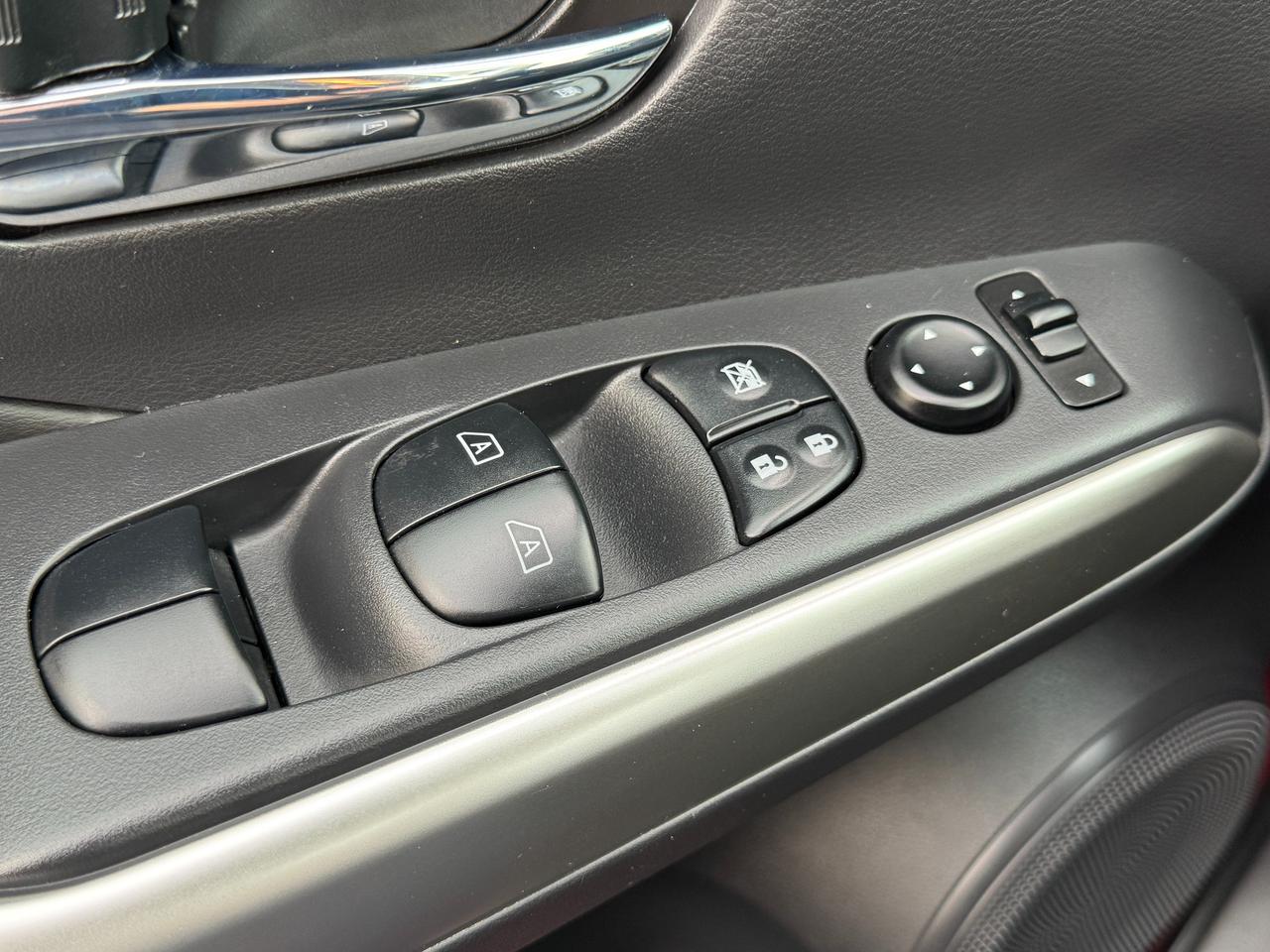 2019 Nissan Kicks SR+ONE OWNER+CLEAN CARFAX+LEATHER+360 Camera Photo